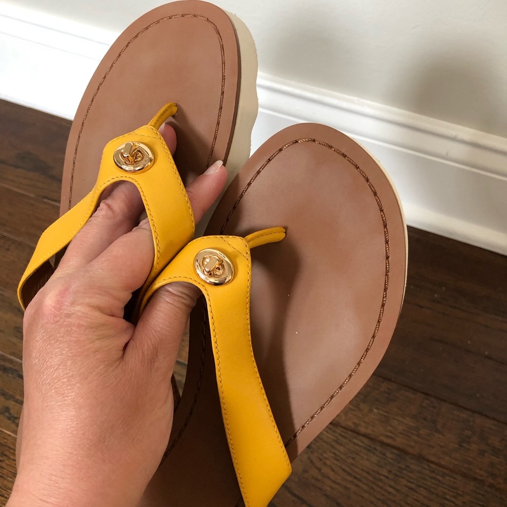 Coach Women’s 8 Shelly Turnlock Leather Flip-Flop Sandals w/Gold Buckle -EUC! - Picture 15 of 15